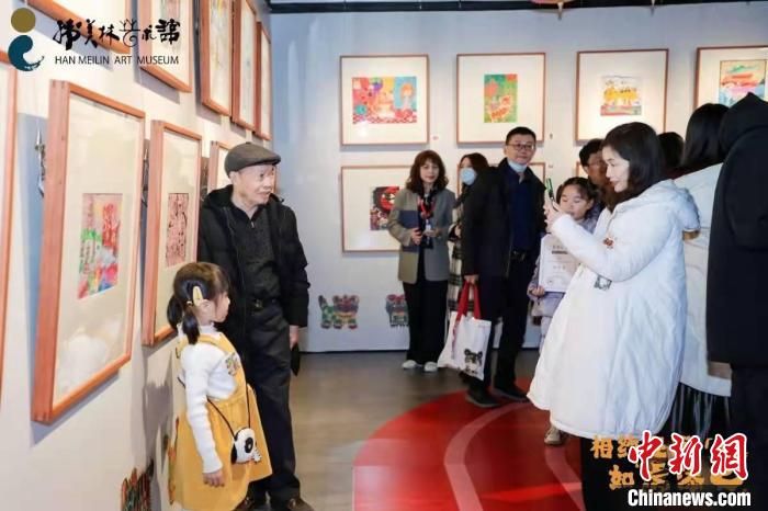 家长孩子一同观展。　韩美林艺术馆 供图