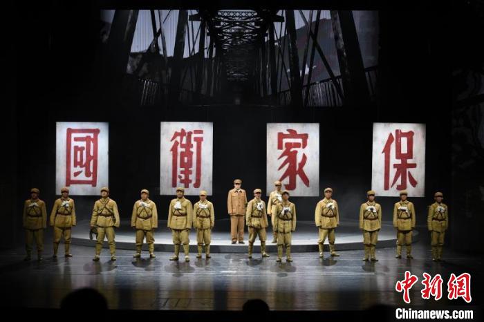话剧《平凡英雄》剧照。　王林 摄
