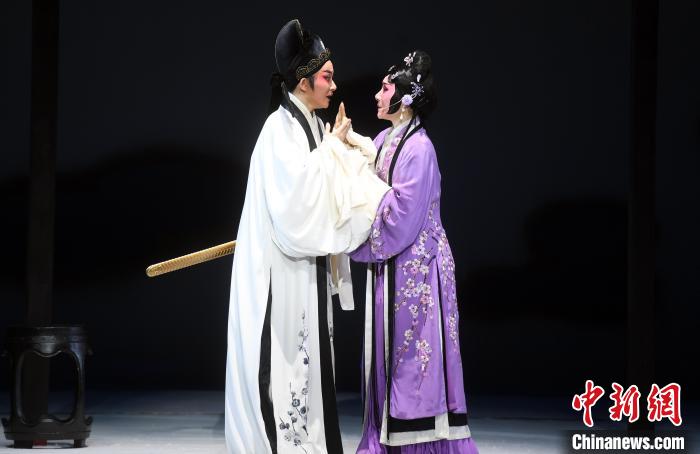 在剧中，唐琬由国家一级演员郑全(右)饰演，陆游则由中国戏剧梅花奖得主陈丽宇(左)饰演。　记者刘可耕 摄