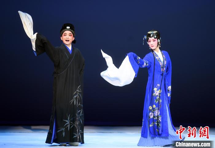 在剧中，唐琬由国家一级演员郑全(右)饰演，陆游则由中国戏剧梅花奖得主陈丽宇(左)饰演。　记者刘可耕 摄