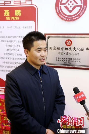 国家级非物质文化遗产聂家庄泥塑代表性传承人聂鹏接受记者采访。　沙见龙 摄