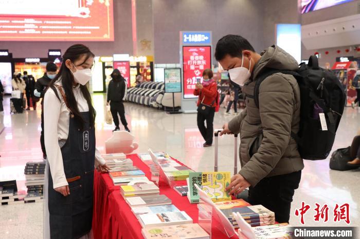 广西柳州火车站开展“书香高铁”活动丰富旅客返乡路途