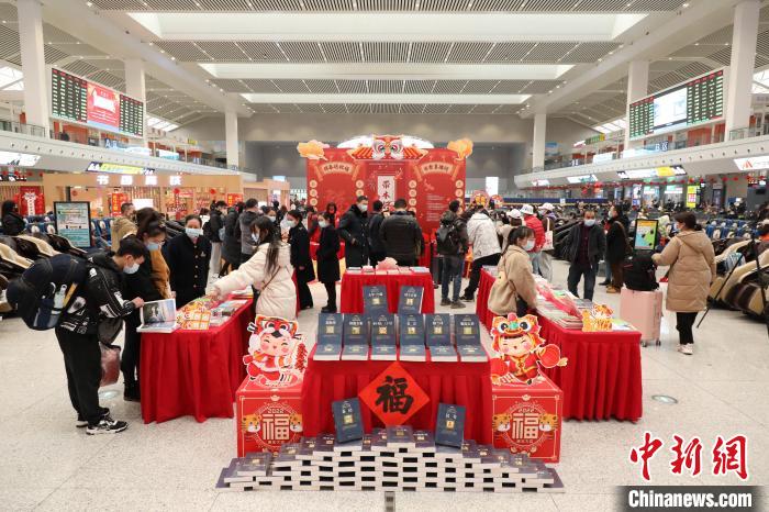 图为柳州火车站“春运书市”惠民新春活动现场。　卢诗宇 摄