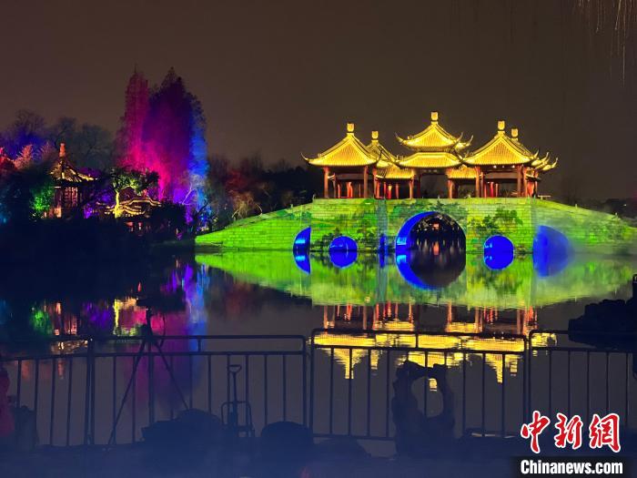 梦幻五亭，犹如盛唐再现。　崔佳明 摄