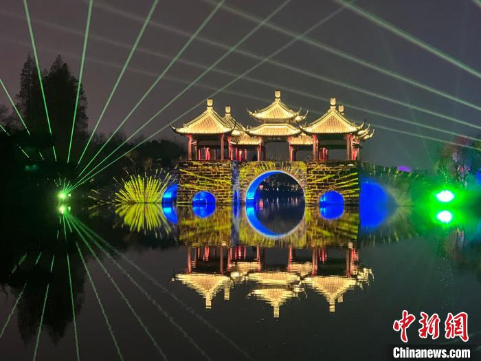 炫目光彩的五亭桥，再现迷人的诗意画卷，美得让人如痴如醉。　崔佳明 摄