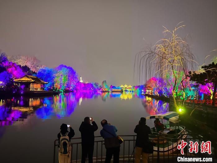 虎年大年初二，扬州瘦西湖夜游新春再度开启，满园流光溢彩。　崔佳明 摄