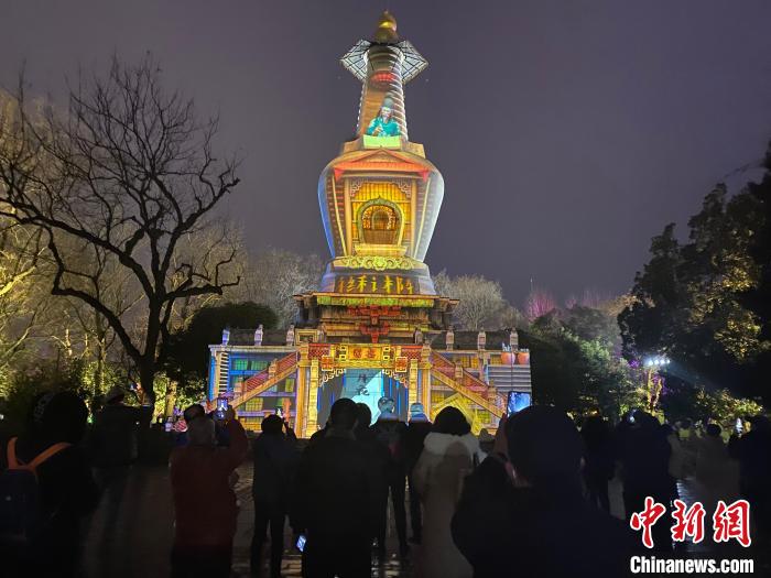 扬州瘦西湖夜游新春再度开启：满园流光溢彩令人流连忘返