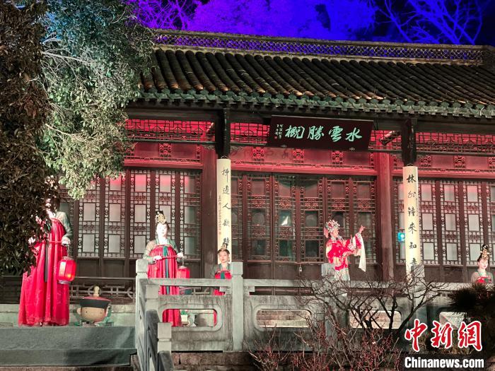 再现“十里长街市井连，月明桥上看神仙”的绚丽画图。　崔佳明 摄