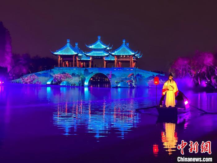 张若虚穿越时空，泛舟瘦西湖吟诵千古绝唱《香江花月夜》。　崔佳明 摄