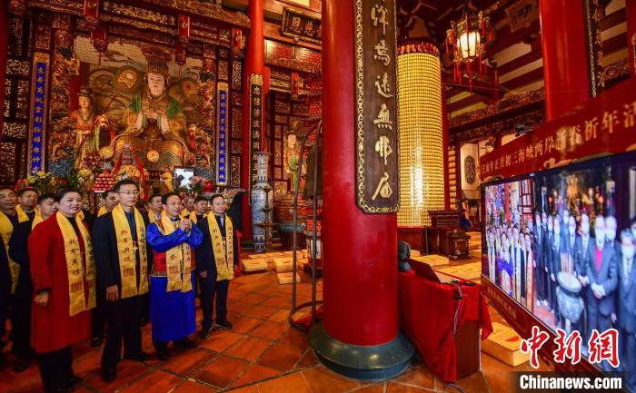 两岸宫庙代表隔屏同谒妈祖。　高亚成 摄