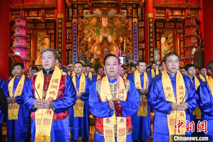 林金赞率两岸陪祭团行三献礼。　高亚成 摄