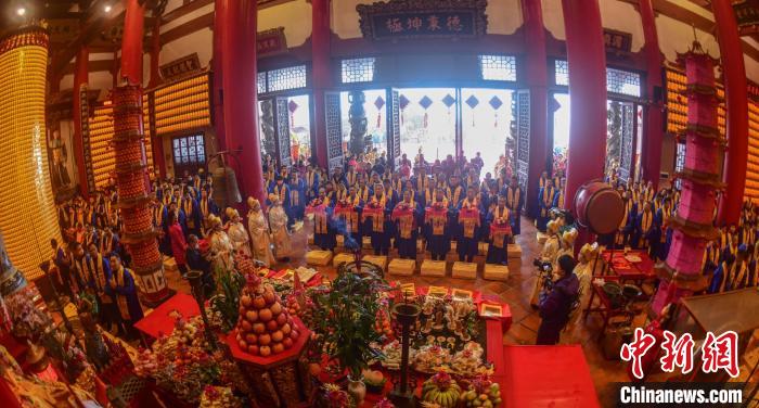 信众在祖庙妈祖像前行三献礼。　高亚成 摄
