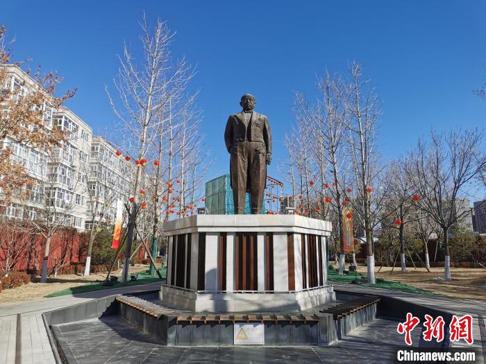图为张家口工业文化主题公园内的詹天佑雕像。　岑屹 摄