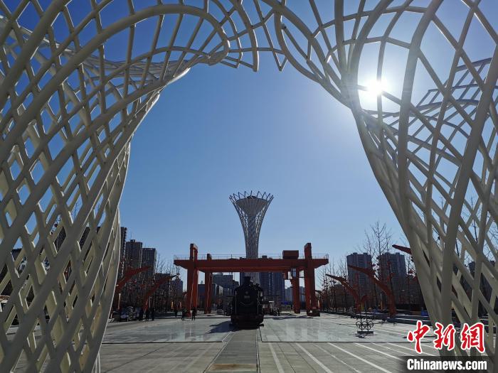 图为张家口工业文化主题公园的“小蛮腰”奥运文化塔。　岑屹 摄