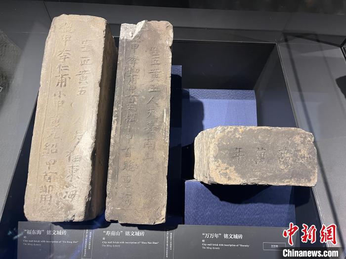 图为吉语砖。　徐珊珊 摄