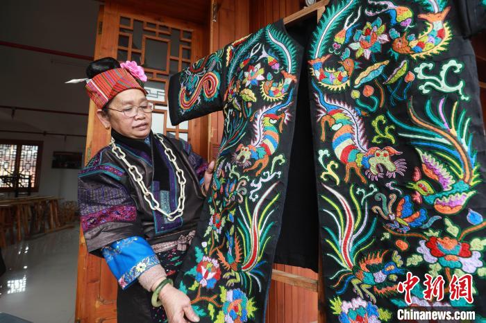 图为苗族服饰上的虎元素。　吴玲 摄