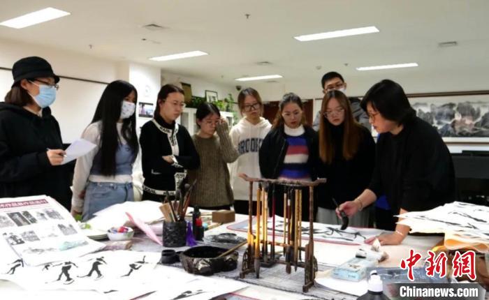 纸质测试。　北京印刷学院 摄