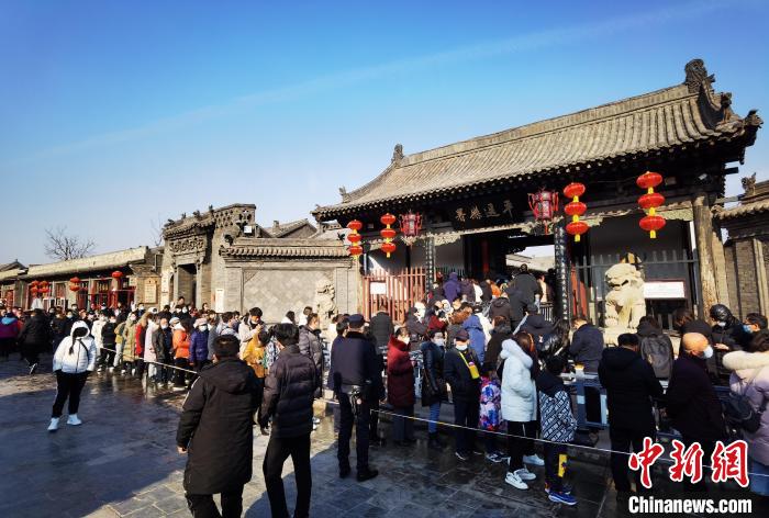 平遥古城里的县衙门口，游客排队等候免费入场。　胡健 摄