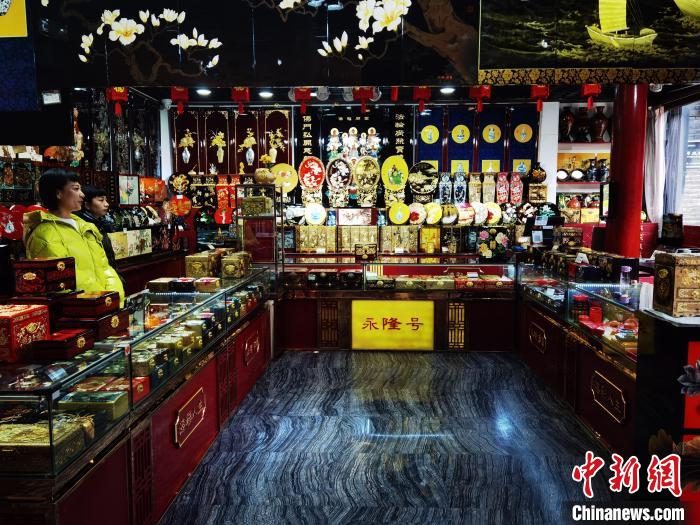 平遥古城里的永隆号推光漆店内摆放着琳琅满目的推光漆器。　胡健 摄