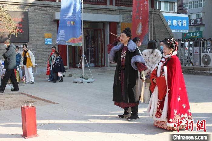 图为兰州民众着传统服饰体验民俗游戏。　徐雪 摄