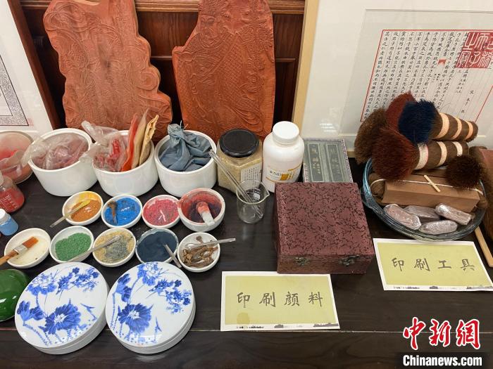 李振豪工作室的印刷颜料及工具。　李明芮 摄