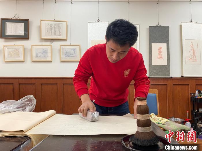 李振豪进行虎年年画印刷的步骤。　李明芮 摄