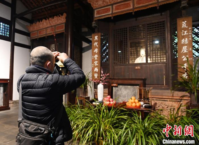 民众向诗圣杜甫塑像敬献梅枝。　安源 摄