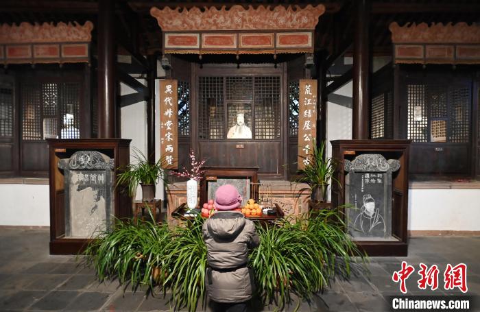 成都民众“人日”祭拜诗圣杜甫