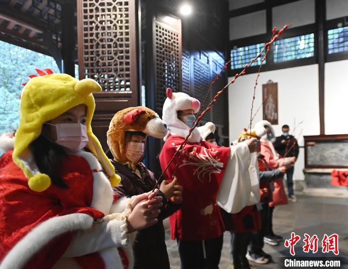 祭拜诗圣杜甫现场。　安源 摄