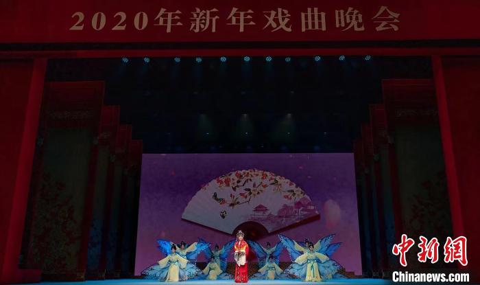 在2020新年戏曲晚会中，周虹演唱《双蝶扇》选段“忆双蝶”。　杨凡 摄
