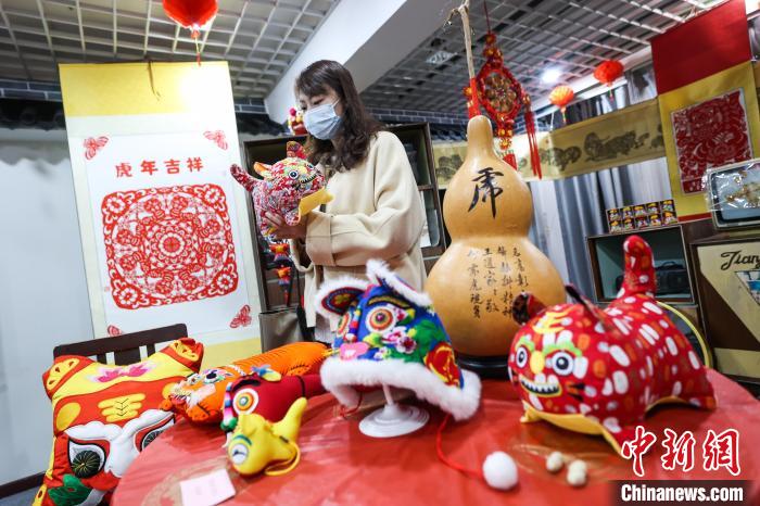 此次展出非遗项目涵盖刺绣、制香、面塑、剪纸、珐琅、软陶、刻瓷等多个门类。　武俊杰 摄