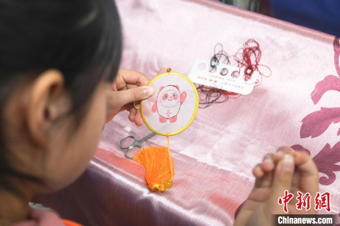 图为小学生正学习豫章绣。　刘力鑫 摄