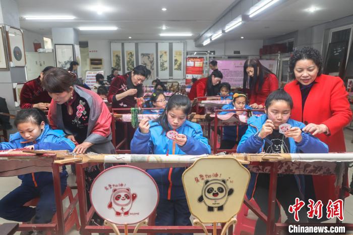 图为小学生正学习豫章绣。　刘力鑫 摄