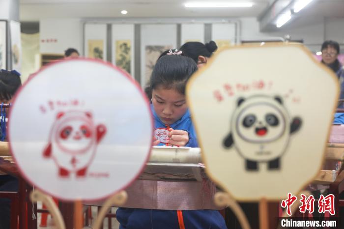 图为绣制好的“冰墩墩”。　刘力鑫 摄