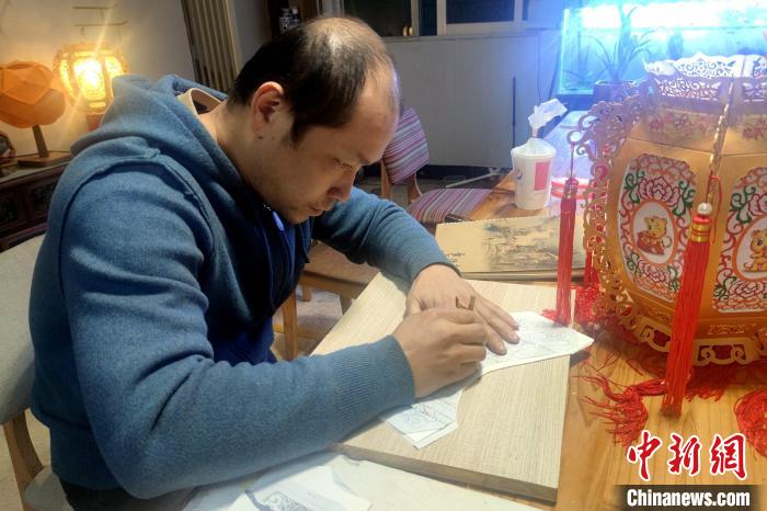 在工作室内制作花灯的“手艺人”傅草艺。　吴冠标 摄