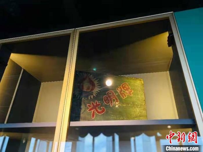 展览中展示的手绘光明牌木盒。　罗欣悦 摄