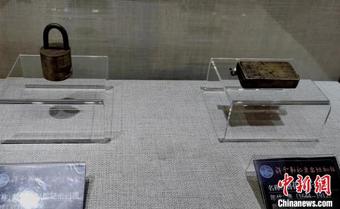 图为展出的清代《刻花盒子锁》等展品,吸引观众的眼球。 唐梦悠 摄 图为展出的清代《刻花盒子锁》等展品,吸引观众的眼球。 唐梦悠 摄