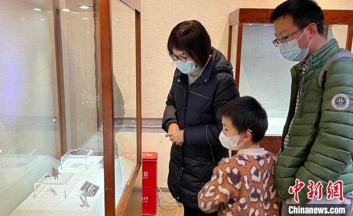 “锁出别样—历代锁具精品展”吸引观众观看。 唐梦悠 摄 “锁出别样—历代锁具精品展”吸引观众观看。 唐梦悠 摄