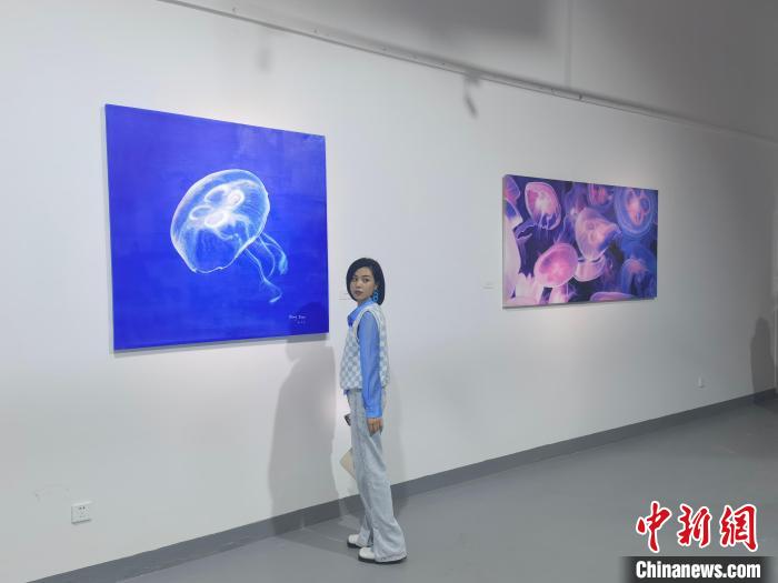 市民与绚烂的水母作品合影 刘浩 摄
