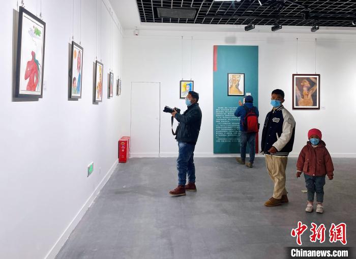 观众观看展览作品。　冉文娟 摄