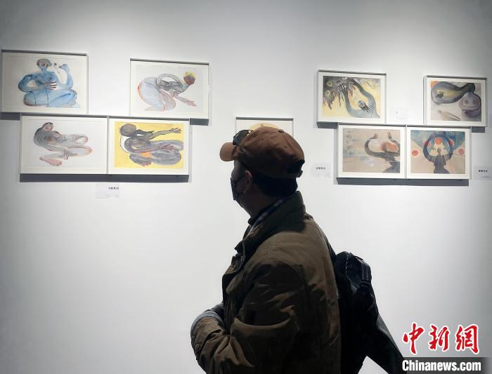 观众观看展览作品。　冉文娟 摄