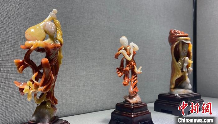图为敦煌飞天系列的玉雕作品。　高莹 摄