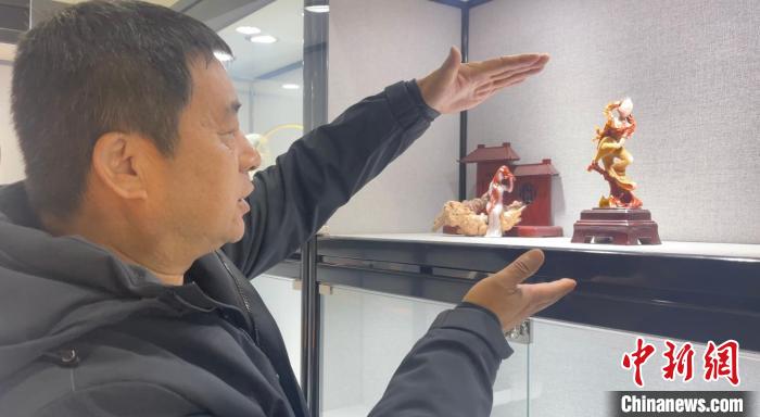 甘肃玉雕手艺人“俏色”雕出翩舞飞天