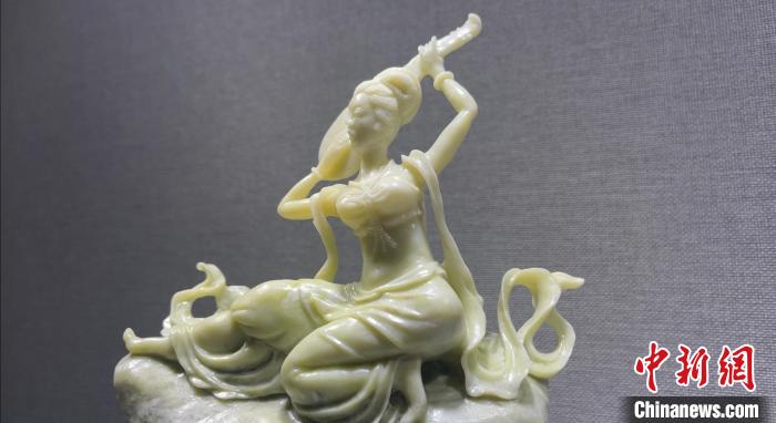 图为反弹琵琶的玉雕作品。　高莹 摄