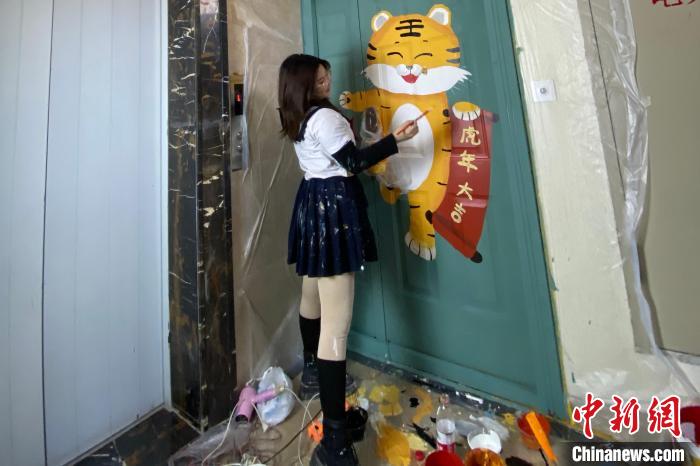 东西方艺术巧妙融合重庆女孩画“家门皮肤”受年轻人追捧