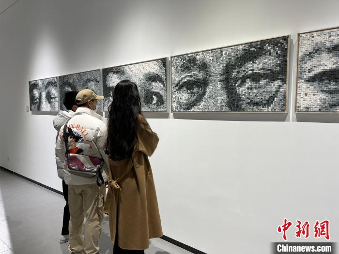 图为观众正在参观展览。 李韵涵 摄 图为观众正在参观展览。 李韵涵 摄