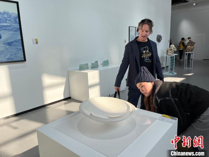图为观众正在参观展览。 李韵涵 摄 图为观众正在参观展览。 李韵涵 摄