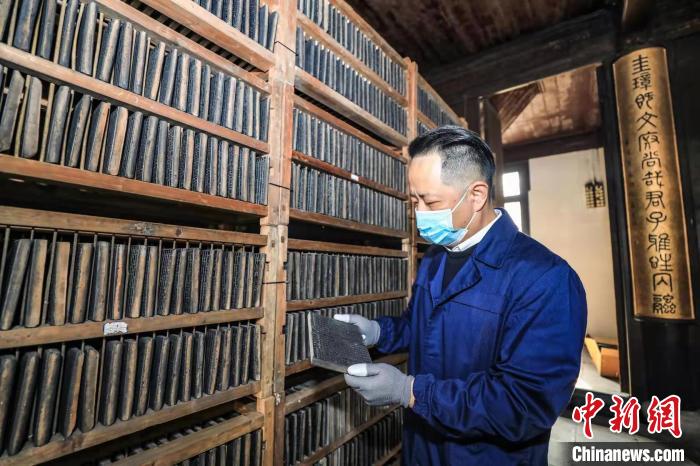 郑宗男正在巡查藏书楼 陆志鹏 摄
