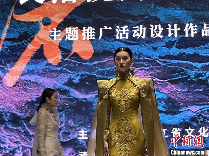 模特展示“良渚揽秀·诗路寻音”推广活动设计作品。　童笑雨 摄