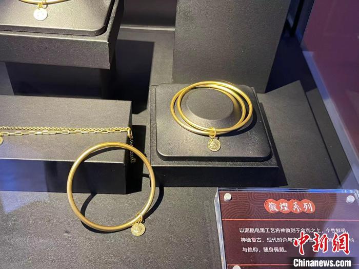良渚推出的国潮文创产品。　童笑雨 摄